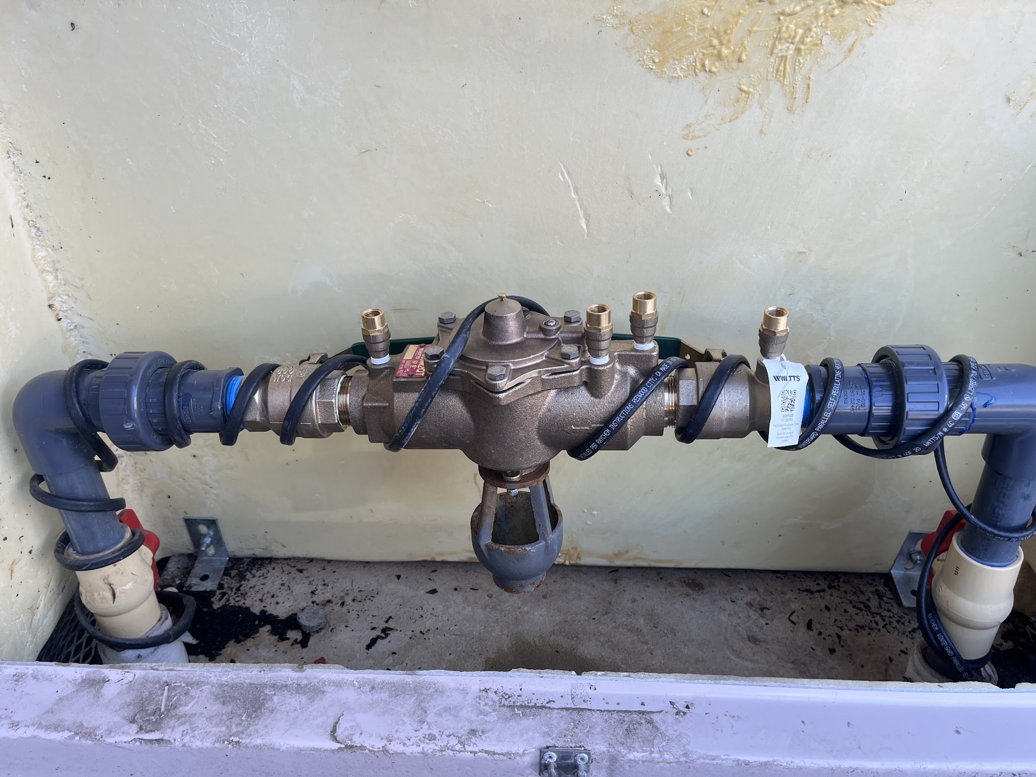 Brass reduced pressure zone backflow preventer fitted on an outdoor service line
